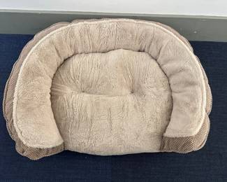 Large Plush Dog Bed With Zippered Cover For Easy Cleaning Lot #: 145