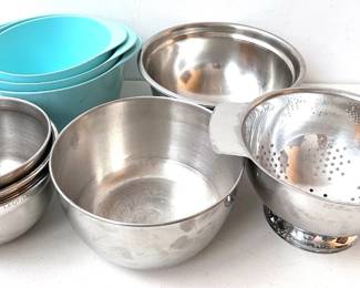 6 Metal Mixing Bowls, Set 3 Nesting Plastic Bowls & Colander Lot #: 161