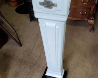 Lot 1: Vintage Rock-Ola Pedestal Weight Scale