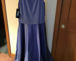 Lot 127: Long evening dress size 14- Zipper needs to be replaced