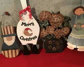 Lot 225: Christmas-themed wooden figurines and decor