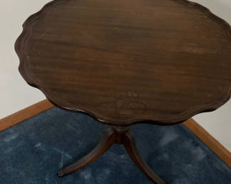 Lot 105: Round scalloped-edge pedestal table
