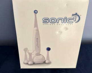 Lot 18: Sonicare electric toothbrush kit with multiple brush heads