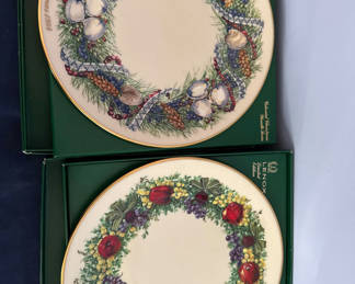 Lot 44: Lenox Colonial Christmas Wreath Collector Plates (1983)