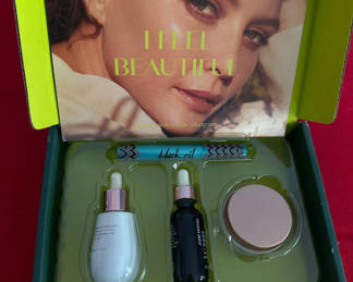 Lot 65: Cosmetic gift set with two serum droppers and a compact