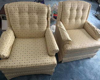 Lot 107: Pair of Ethan Allen beige patterned upholstered armchairs
