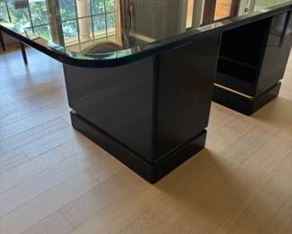 ROUNDED EDGE GLASS DETAIL OF DINING TABLE