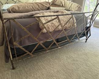 FOOTBOARD DETAIL OF KING SIZE BED