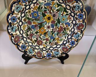 SCALLOPED PLATE DECOR