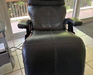 BLACK LEATHER LOUNGE CHAIR