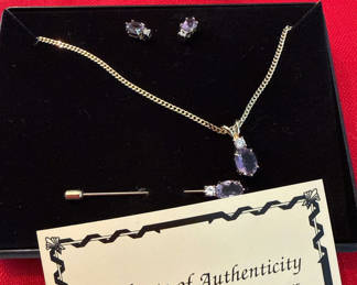 Lot 229: Amethyst jewelry set with necklace and earrings and stickpin