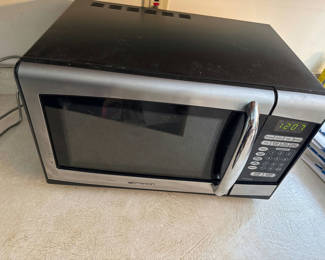 Lot 177: Emerson countertop microwave oven