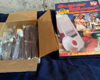 Lot 223: Super Slicer kitchen slicer kit and metal cutlery set
