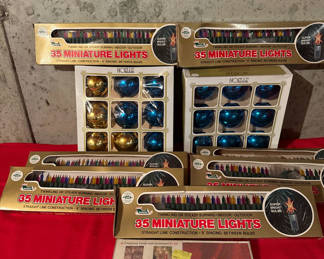 Lot 184: Boxed 35 miniature Christmas lights and Christmas Mood card booklet