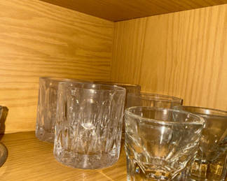 Lot 176: Set of faceted clear glass tumblers