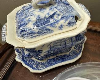 Blie & white transfer ware tureen