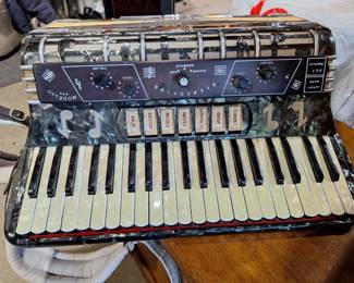Modello 555 Piano Accordion with Hard Case
