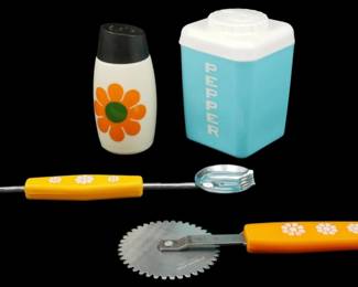 1236 - Assorted Vtg 1970s Kitchenware Lot (Description): Assorted vintage kitchenware collection  featuring retro 1970s styling. The lot  includes a milk glass salt or pepper shaker  with an orange flower design and black cap, a  turquoise plastic pepper canister with white lid, a melon baller with orange  floral-decorated handle, and a pastry wheel  cutter with matching orange daisy-patterned  handle. All pieces exhibit the cheerful, bold  colors characteristic of 1970s kitchen