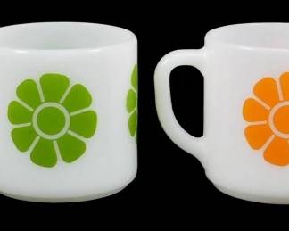 1115 - Set of 4 Federal Daisy Mugs (Description): Set of four Federal Daisy mugs in white milk  glass. Each mug features a bold mod daisy  flower design in a different color: red,  green, orange, and yellow. These cheerful  vintage mugs showcase the popular 1960s-70s floral aesthetic typical of FederalGlass  Company.
