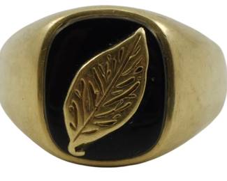 823 - 10K Gold Ring w/ Black Onyx Leaf Design Sz 10 (Description): 10K gold ring featuring a black onyx face  with an applied gold leaf motif. The ring has  a classic signet-style design with a  cushion-shaped bezel. Size 10. Weight:  0.22oz.