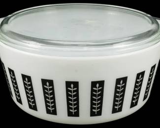 1216 - Pyrex Gourmet Black Leaf 2.5 Quart Casserole (Description): Pyrex Gourmet Black Leaf 2.5 quart casserole  dish with lid. This white milk glass  casserole features the distinctive black leaf  pattern in vertical rectangular panels  around the exterior. Comes with a clear glass lid with tab handles. Measures 4 inches tall  by 11 inches wide by 9 inches deep.