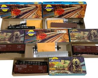 1664 - 8pc Lot Athearn HO Scale Train Cars w/ Boxes (Description): A lot of eight HO scale train cars by  Athearn, presented in their original boxes.  The collection includes various freight cars  featuring Southern Railway and Norfolk and  Western railroad liveries. The Athearn boxes display the classic vintage packaging artwork  depicting locomotives in scenic railway  settings.