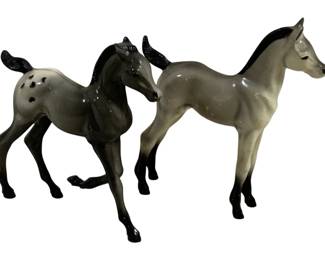 1824 - 2 Hartland Plastic Horses - 5 x 4 x 1
