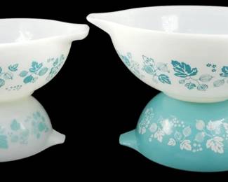 1210 - Pyrex Turquoise Blue Gooseberry 4pc Bowl Set (Description): Pyrex Turquoise Blue Gooseberry 4-piece bowl  set featuring the classic Cinderella style  with convenient pour spouts and tab handles.  The set includes two white bowls with  turquoise gooseberry pattern and two turquoise bowls with white gooseberry  pattern, creating a charming complementary  pairing. Measures 4.5" x 13" x 10.5".