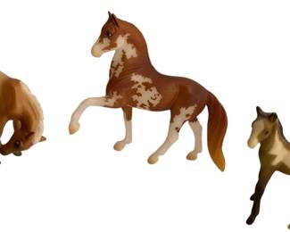 1839 - 3 Breyer Javier. Standing & Scratching Foals (Description): 3.5 x 3 x 1