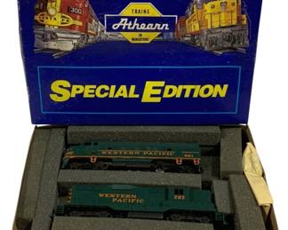 1595 - Athearn 2pc Western Pacific Train Set HO (Description): Athearn Special Edition two-piece Western  Pacific train set in HO scale. The set  includes two diesel locomotives, numbered 921  and 707, finished in the distinctive Western  Pacific green and orange livery. Presented in the original Athearn blue box with  protective foam insert.