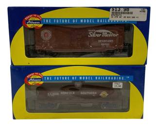 1625 - Athearn 2pc HO Train Cars Boxcar Lot (Description): Athearn 2-piece lot of HO scale train cars  from their Ready to Roll series. Includes a  Seaboard Railroad 40' boxcar (#23307)  featuring the Silver Meteor route livery in  brown, and a Norfolk Southern boxcar (#N.S.3006) in dark brown/maroon. Both cars  come in original Athearn packaging with blue  and yellow 'The Future of Model Railroading'  boxes.