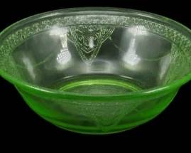 892 - 3 Vtg Federal Georgian Uranium Glass Bowls (Description): Three vintage Federal Georgian pattern  uranium depression glass bowls in a vibrant  green color. These bowls feature the  characteristic Georgian lovebirds pattern  with intricate pressed design around the rim and sides. The uranium glass glows under UV  light. Each bowl measures 1.5 inches tall by  4.5 inches in diameter.