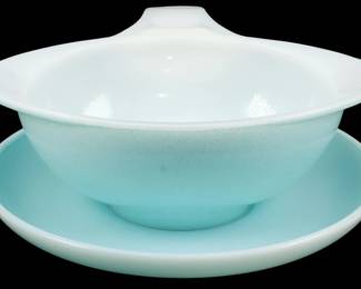 1176 - Pyrex Turquoise Sauce Boat w/ Plate (Description): Pyrex turquoise sauce boat with matching  plate. The sauce boat features a white lid  with a rounded finial handle and the  distinctive ombre gradient from white at the  top to turquoise at the base. The accompanying plate displays the same  turquoise coloring. Measures 2.5"x10"x7".