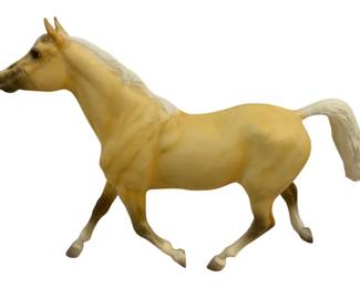 1756 - Breyer Palomino Swedish Warmblood (Description): 9.5 x 12 x 3