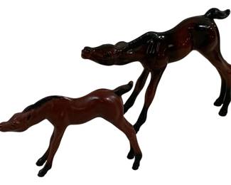 1825 - 2 Hartland Plastic Horses - 5 x 4 x 1