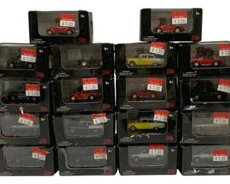 1020 - 18pc Lot Malibu International 1/87 Cars (Description): A collection of eighteen Malibu International  1/87 scale die-cast cars. Each car is housed  in its original display box.