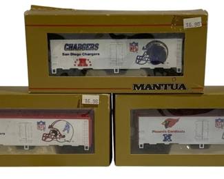 1615 - 3pc Mantua HO Scale NFL Team Train Cars Set (Description): Three-piece set of Mantua HO scale train cars  featuring NFL team liveries. The boxcars are  decorated with San Diego Chargers, Houston  Oilers, and Phoenix Cardinals logos and  helmets. Each car comes in its original Mantua packaging.