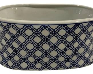 1543 - Blue & White Ceramic Footbath Planter (Description): Blue and white ceramic tub-style planter or  footbath featuring a decorative lattice  pattern with quatrefoil motifs. The piece has  side handles and a classic  chinoiserie-inspired design. Measures 14 inches by 9 inches by 6 inches.