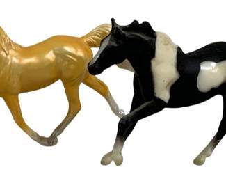 1738 - Breyer 2 Pc Seabiscuit and Mystery Unicorn (Description): 3 x 3 x 1