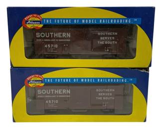 1626 - Athearn 2pc Southern Train Car Set HO Scale (Description): Athearn 2-piece "Southern" train car set in  HO scale. This Ready to Roll set features two  Southern Railway boxcars, each numbered  45710 and bearing the "Southern Serves the  South" slogan along with "Gives a Green Light to Innovations" text. Then boxcars come in  their original blue and yellow Athearn  packaging marked "The Future of Model  Railroading."