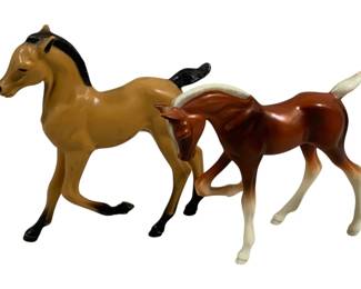 1826 - 2 Hartland Plastic Horses - 4.5 x 4 x 1