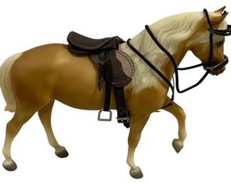1822 - Breyer Palamino Horse w/ Saddle - 10 x 7 x 2