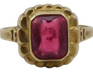 820 - 10K Gold Ring w/ Pink Stone Size 3 0.05oz (Description): 10K gold ring featuring a bezel-set  rectangular pink stone with a scalloped  decorative border. The band displays ribbed  detailing on the shoulders. Size 3, weighing  0.05oz.