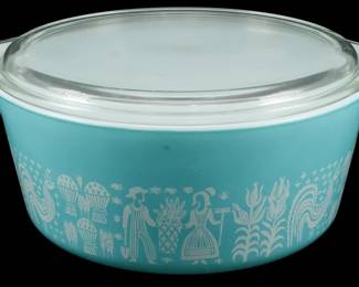 1033 - Pyrex Butterprint 2.5 Qt Casserole w/ Lid (Description): Pyrex Butterprint 2.5 quart casserole dish  with clear glass lid. Features the classic  turquoise and white Amish pattern depicting  figures in traditional dress, corn stalks,  wheat, and roosters. The dish has two handles and comes complete with its original round  lid. Measures 4.5 inches tall by 11 inches  wide by 9 inches deep.