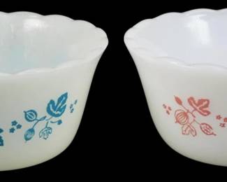 1099 - Set of 2 Rigopal Horno Pyrex Ramekins (Description): Set of 2 Rigopal Horno Pyrex Gooseberry  ramekins featuring scalloped edges. One  ramekin displays the classic gooseberry  pattern in blue, while the other features the  pattern in pink/coral. Both pieces are made of white milk glass. Measures 2" x 3.5".
