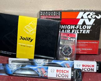 (5pc) GROUP OF AUTOMOTIVE ACCESSORIES INCLUDING K&N AIR FILTER AND BOSCH WIPER BLADES