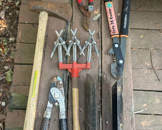 (6pc) AMES POST HOLE DIGGER, FISKARS LOPPERS, AND ASSORTED GARDEN TOOLS