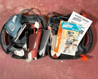 BLACK & DECKER MOUSE SANDER AND POLISHER WITH ACCESSORIES AND CASE