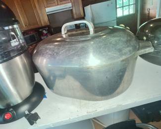 GREAT WAGNER WARE "MAGNALITE" OVAL ROASTER!