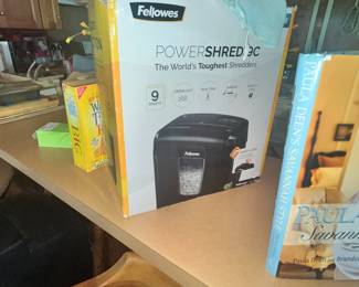 FELLOWES SHREDDER IN BOX